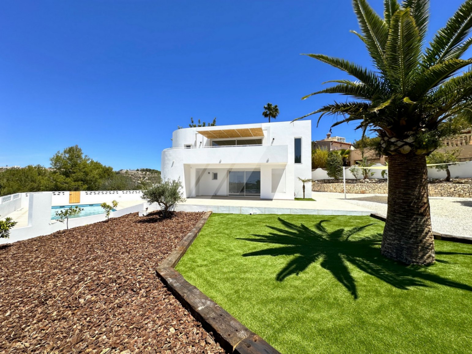 Villa in Ibicencan stijl te koop met uitzicht op zee, vlakbij Moraira.