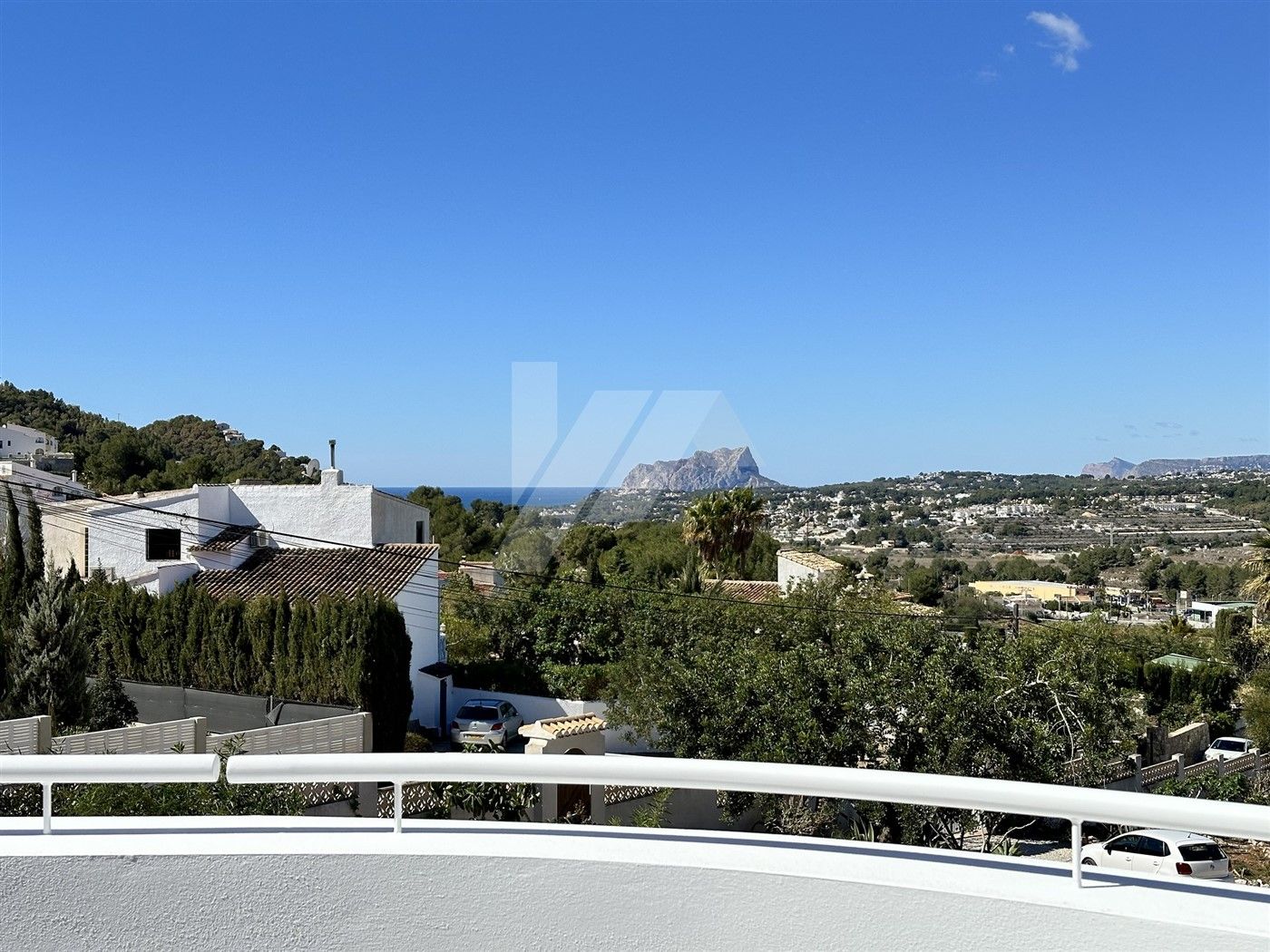 Villa in Ibicencan stijl te koop met uitzicht op zee, vlakbij Moraira.
