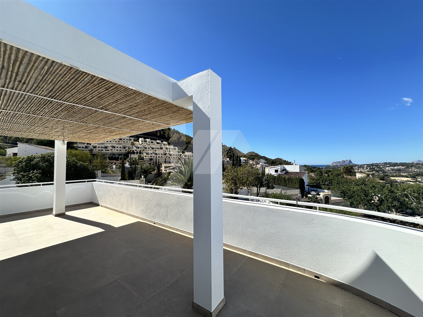 Villa in Ibicencan stijl te koop met uitzicht op zee, vlakbij Moraira.