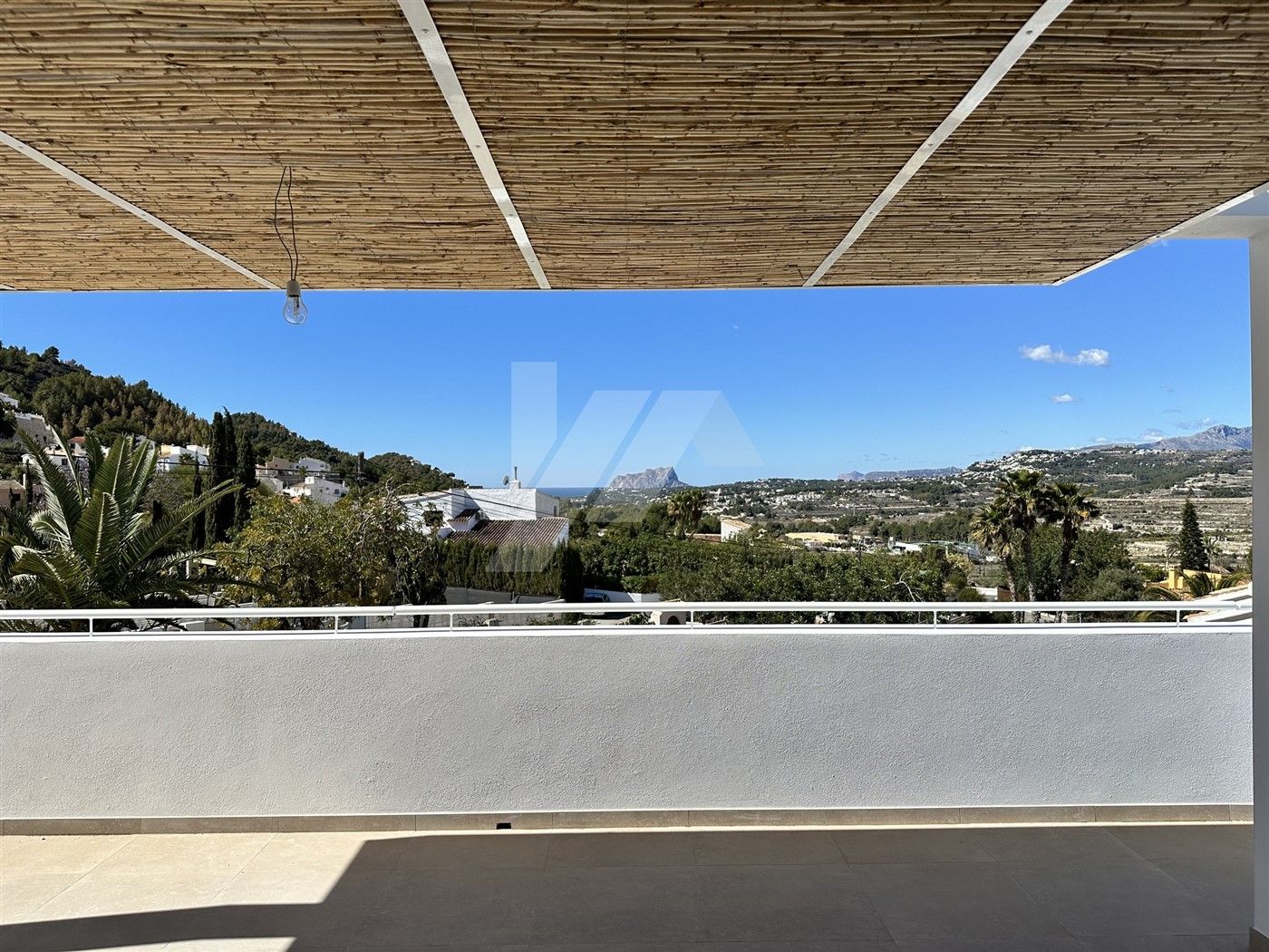 Villa in Ibicencan stijl te koop met uitzicht op zee, vlakbij Moraira.